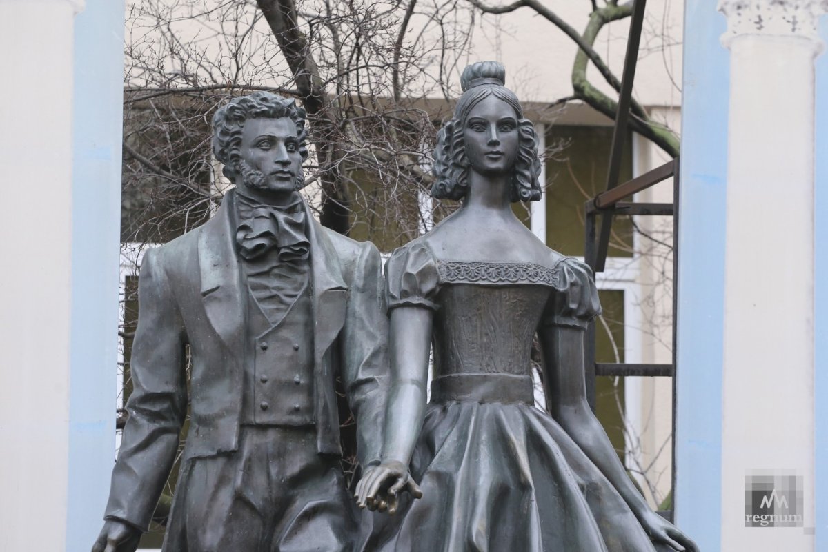 Памятник Пушкина и Гончаровой на Арбате