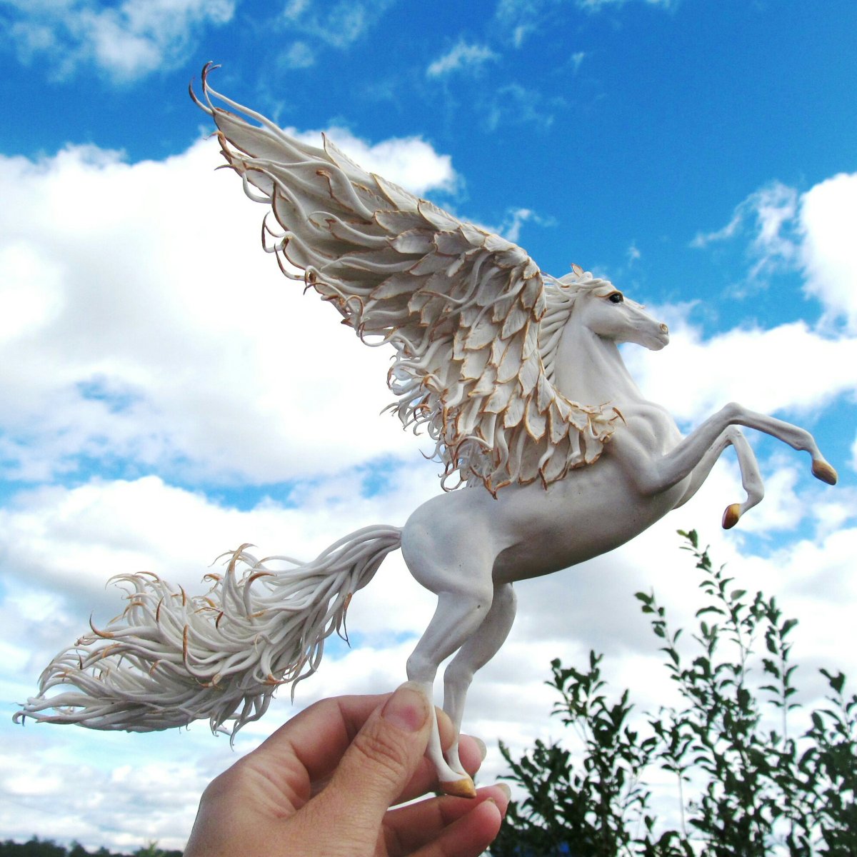 Крылья пегаса роли. Пегас скульптура. Крылья Пегаса. Лошадь с крыльями. Конь Пегас статуя.
