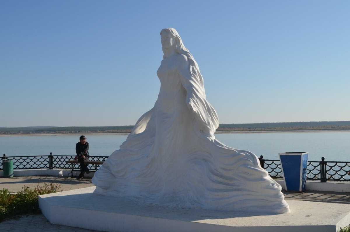 Памятник реке Лене в Олекминске