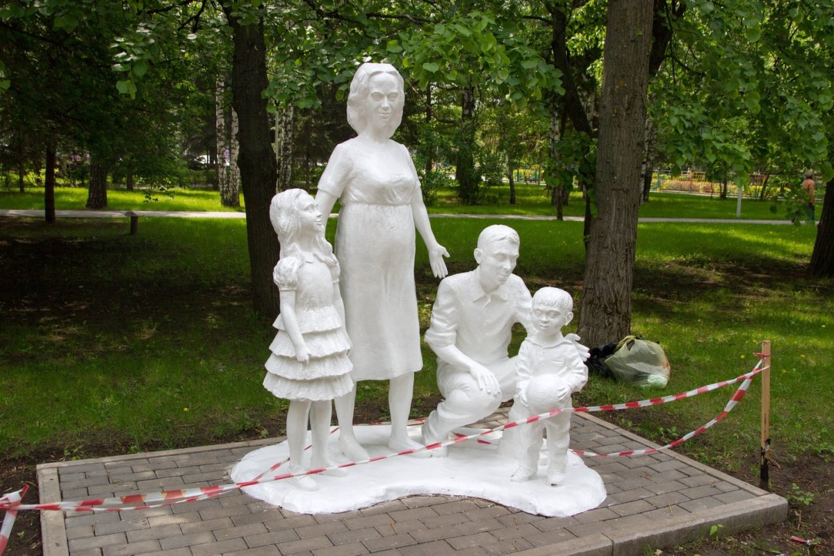 Скульптуры в парке Якутова