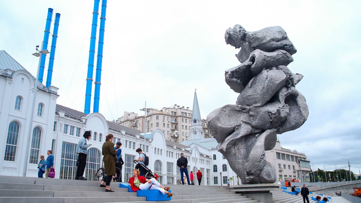 Памятник на Болотной площади в Москве Урса Фишера