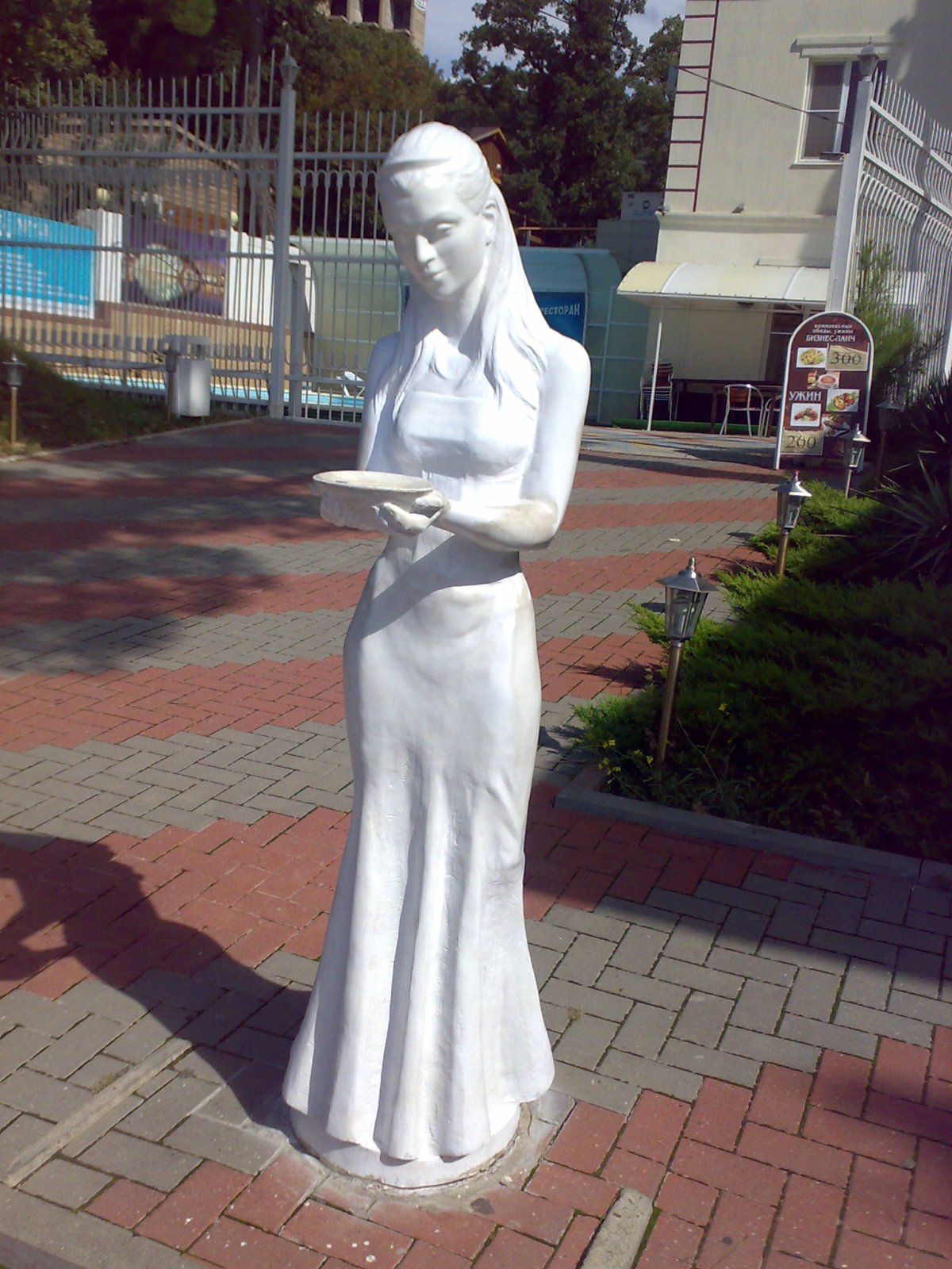 Геленджик монумент девушка