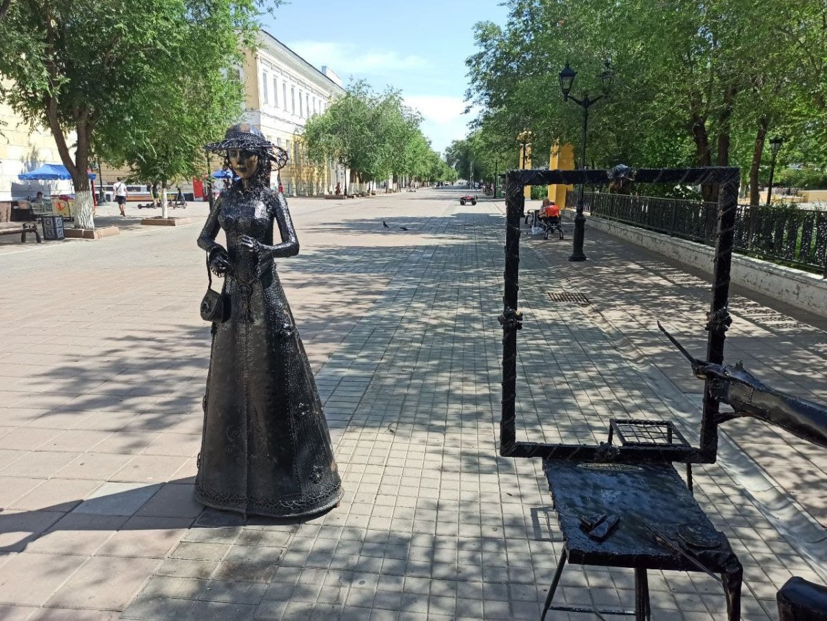 Памятник на Советской Оренбург женщина