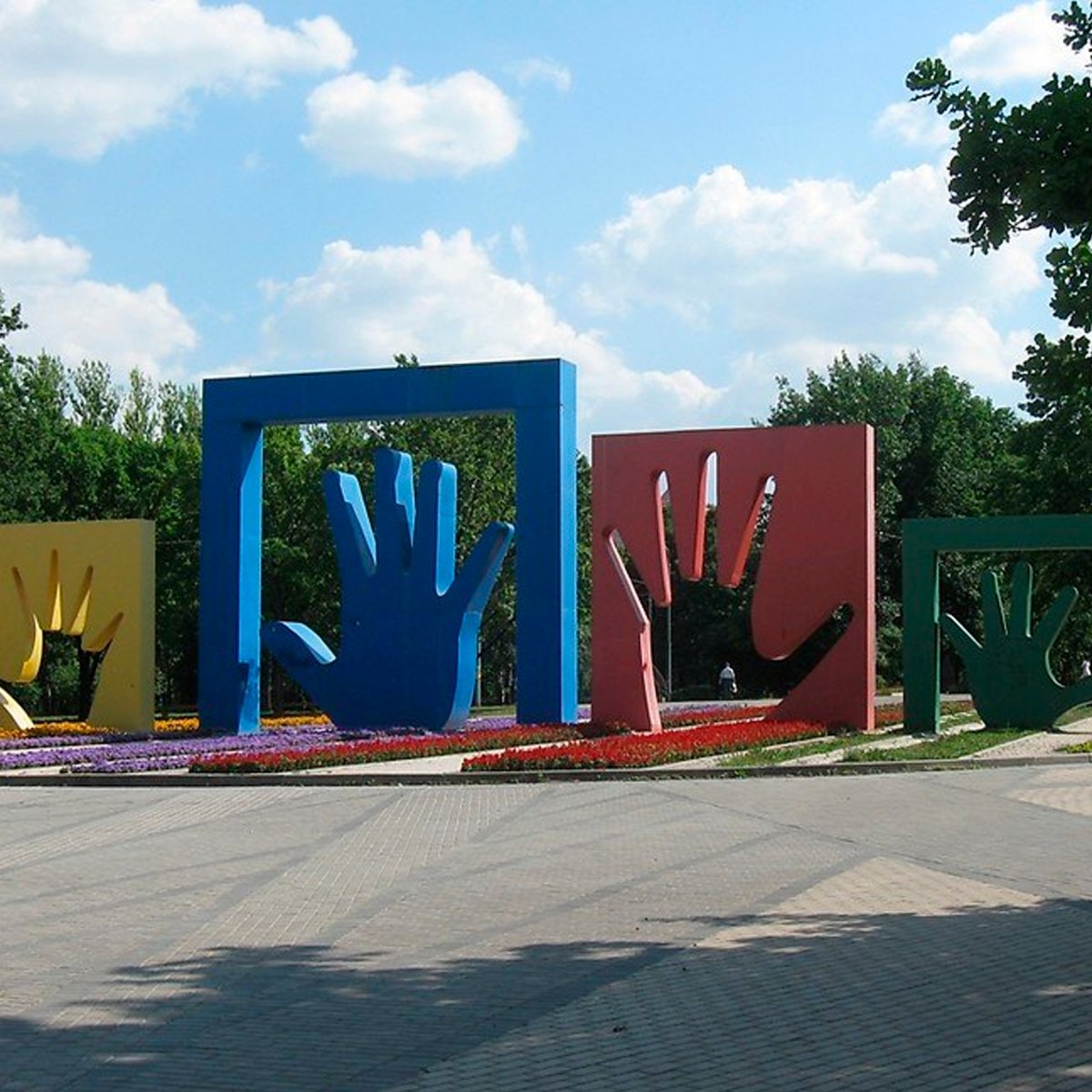 Парк 50 летия октября руки