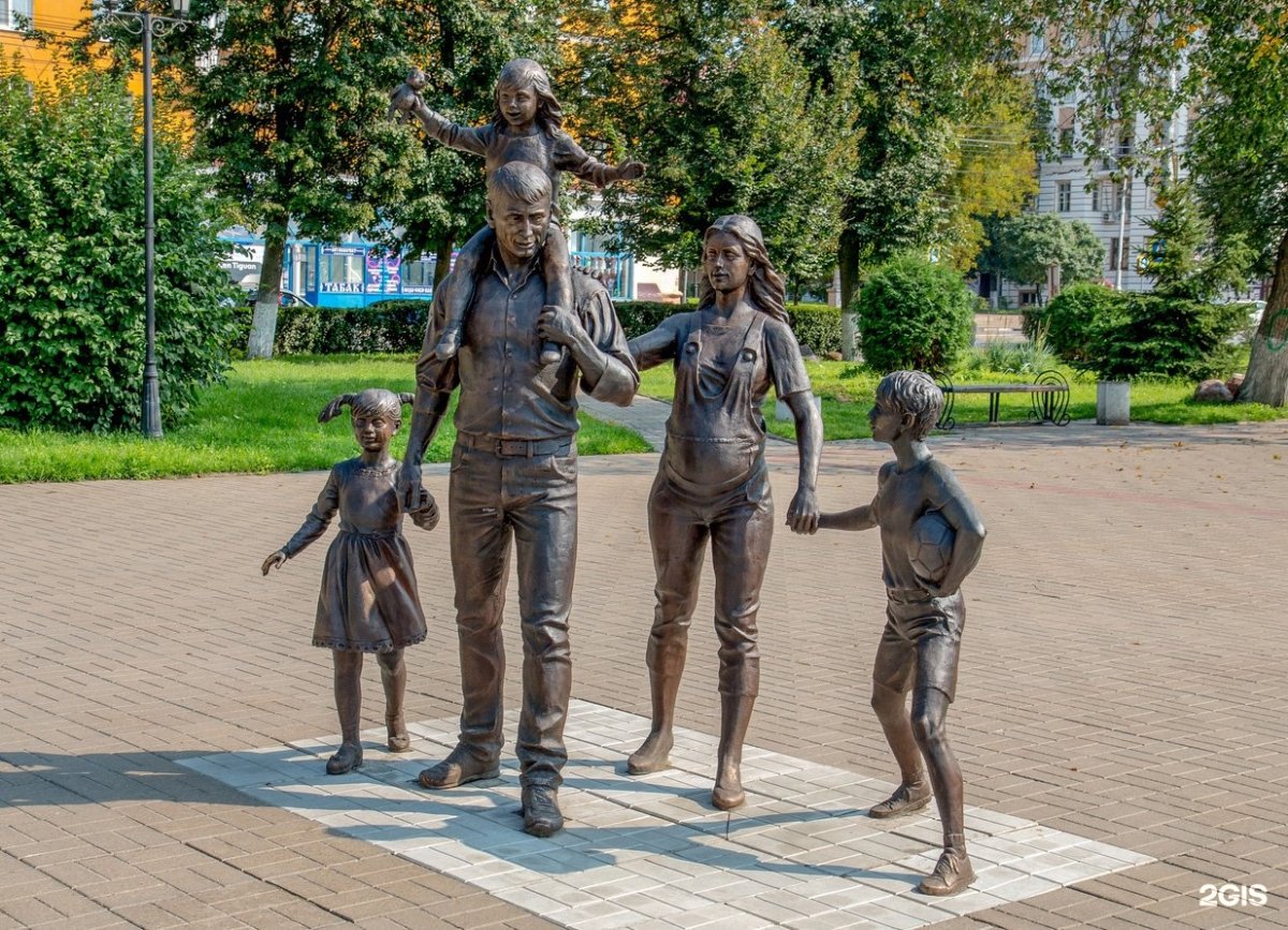 Скульптура семья Тверь