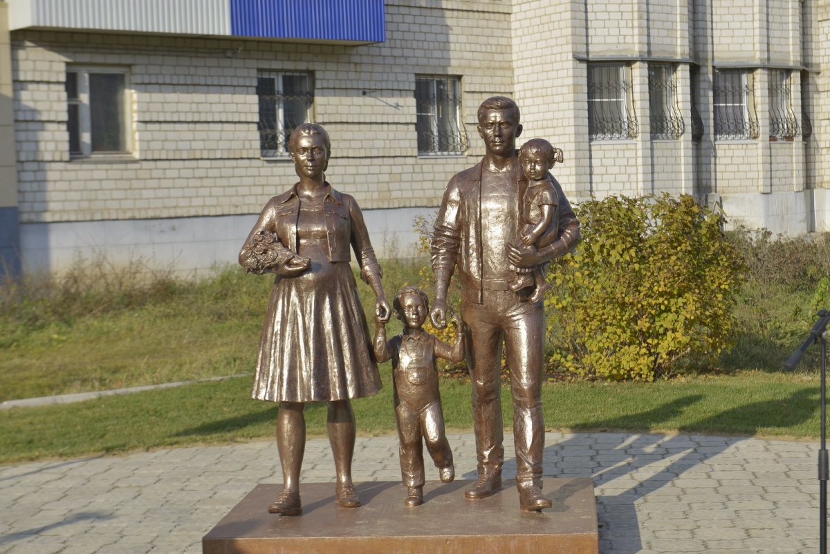 Памятник семье в Липецке