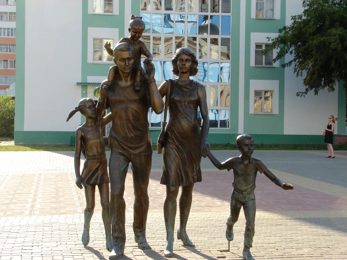 Статуя семьи Саранск