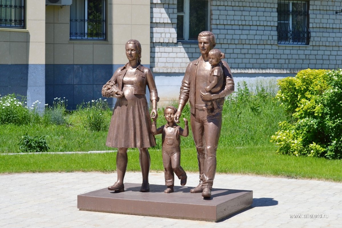 Скульптурная композиция «семья Гумилевых»