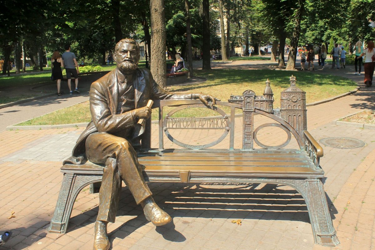 Памятники в Геленджике на набережной на лавочке