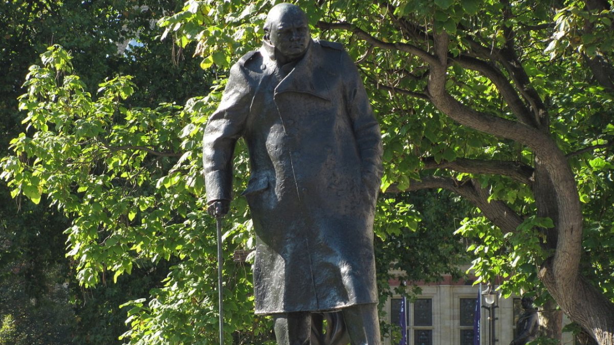 Уинстон Черчилль памятник