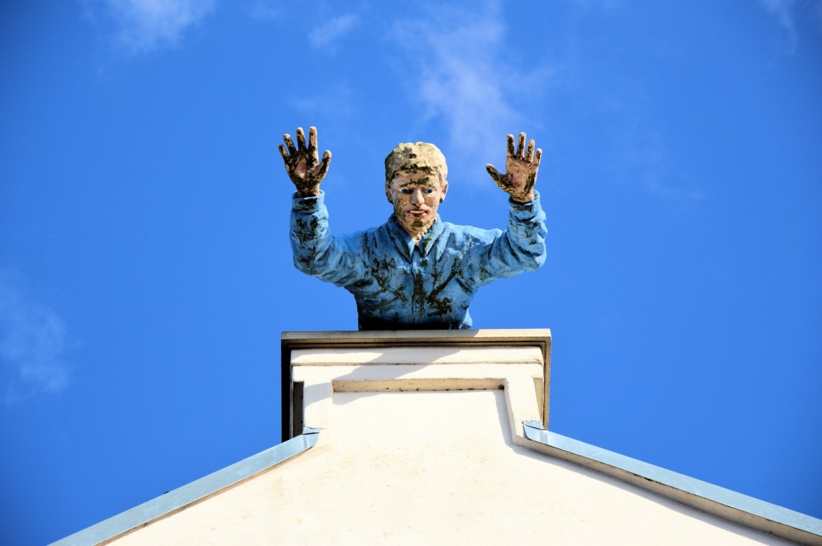 Памятники с крышей