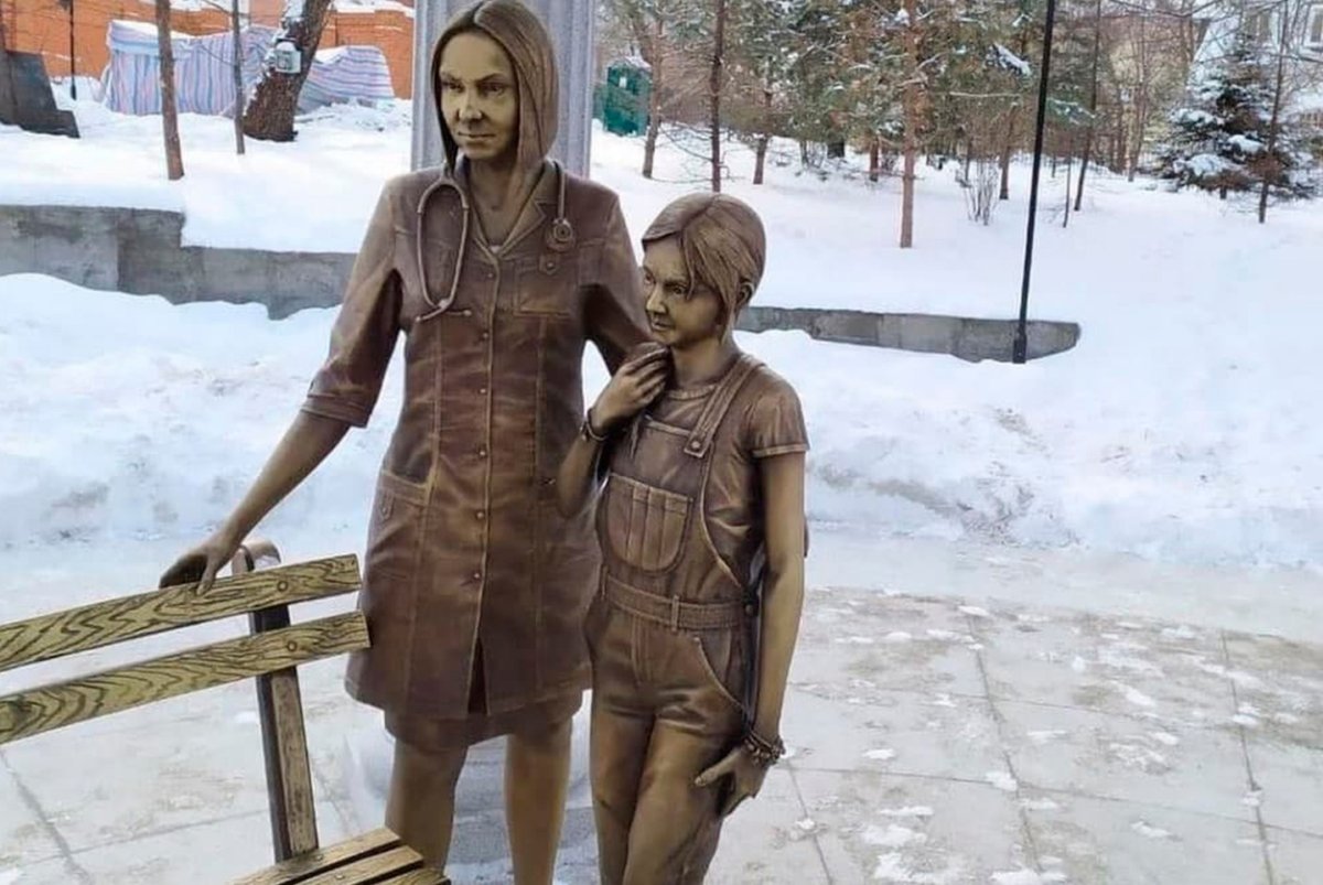 Скульптура врача в Хабаровске