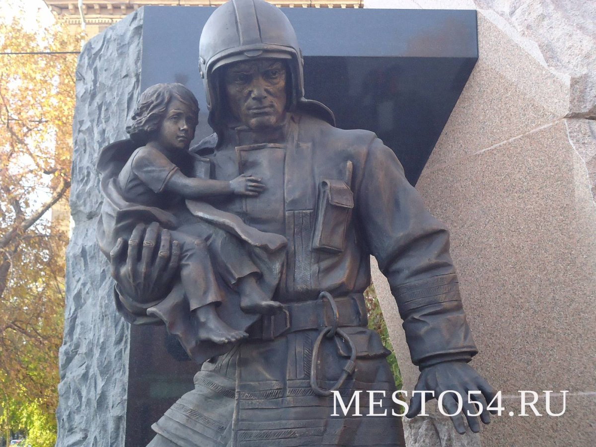Памятник 27 июня 2015 Новосибирск пожарным и спасателям