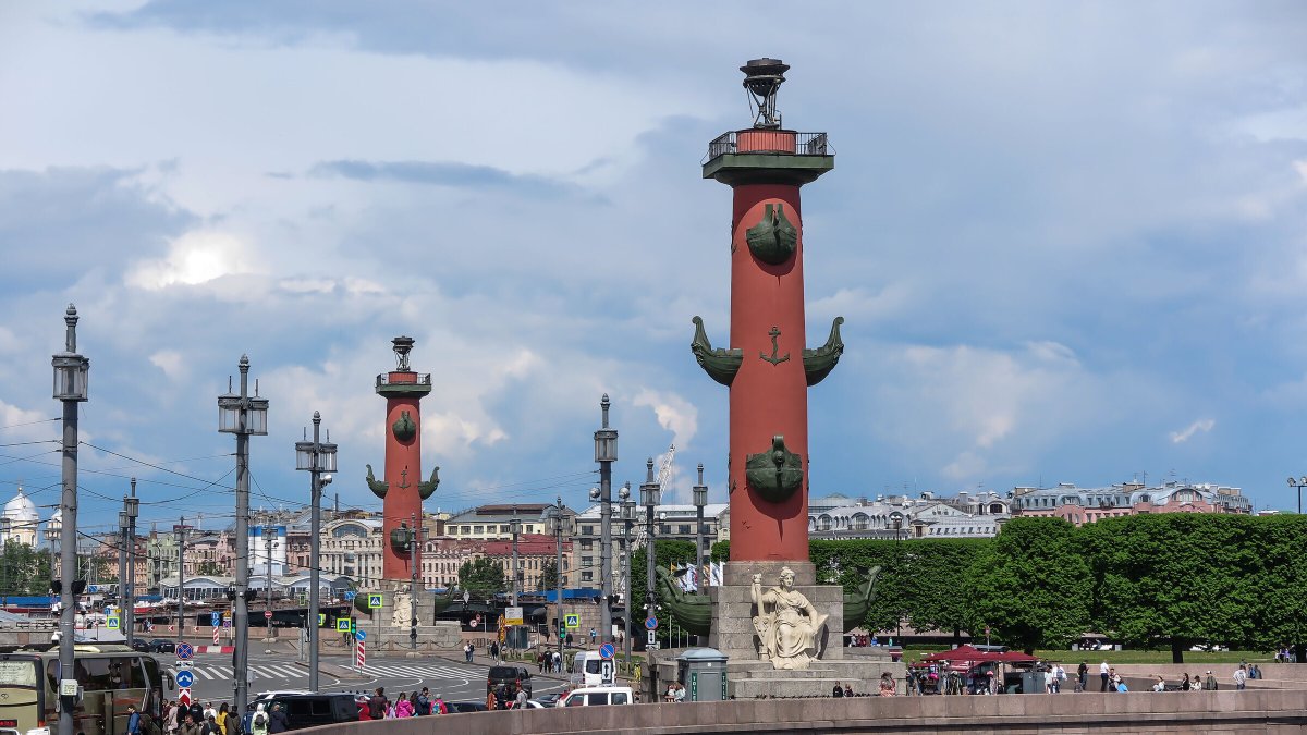 Ростральные колонны Троицкого моста