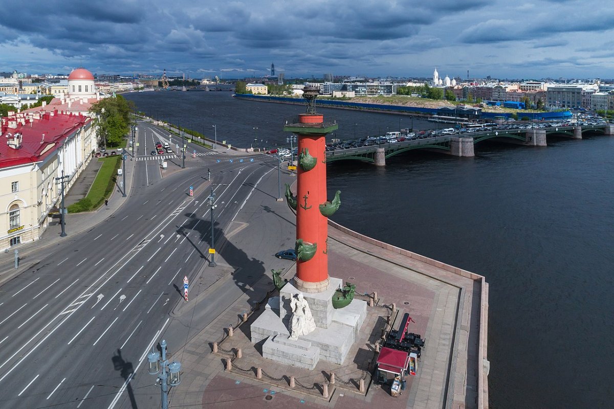 Стрелка Васильевского острова в Санкт-Петербурге колонны
