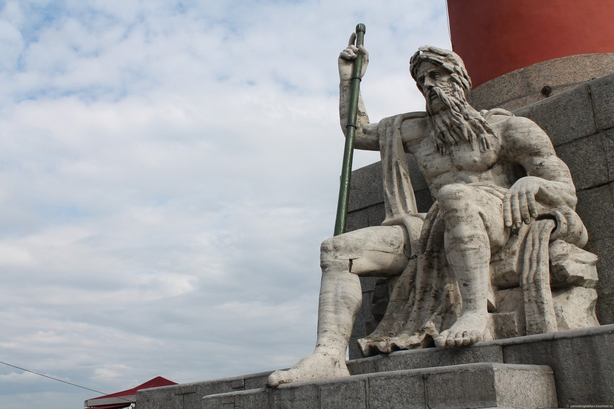 Ростральная колонна в Санкт-Петербурге статуи