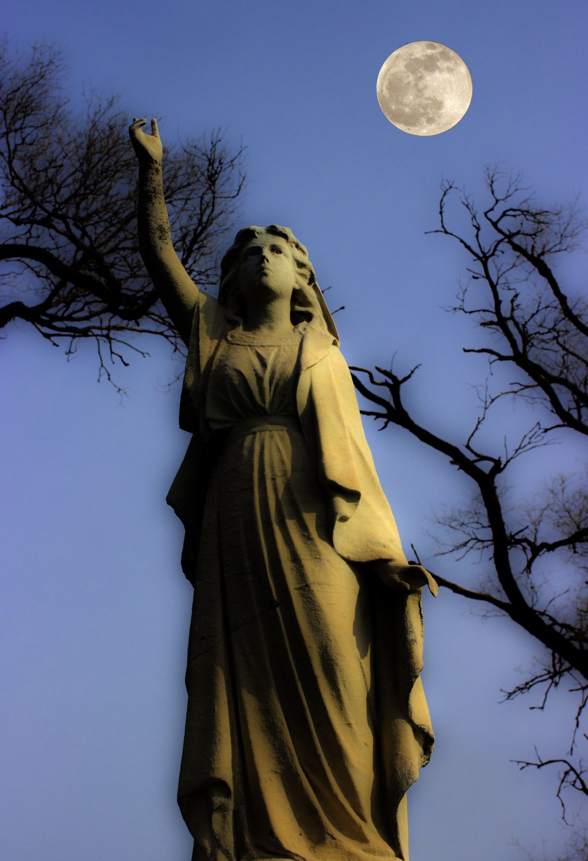 Селена богиня Луны статуя
