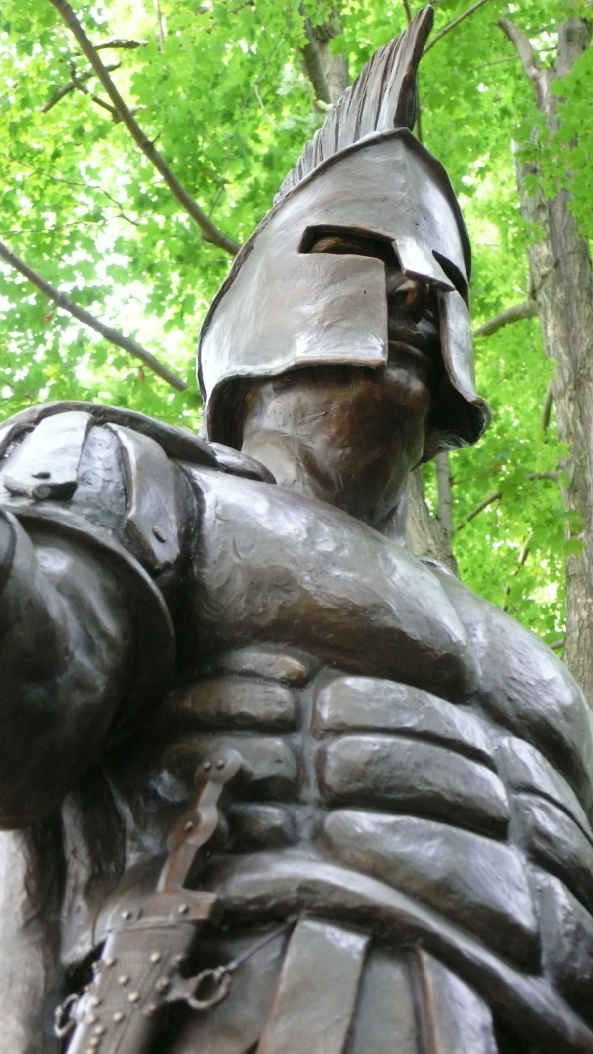 Памятник воин с мечом