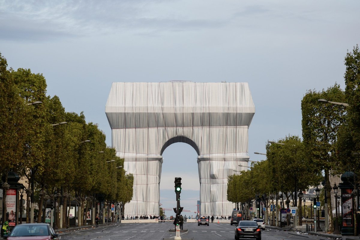 Триумфальная арка (l’Arc de Triomphe de l’étoile)