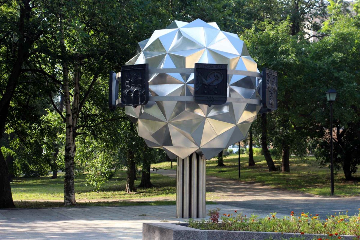 Скульптуры городов побратимов в Петрозаводске