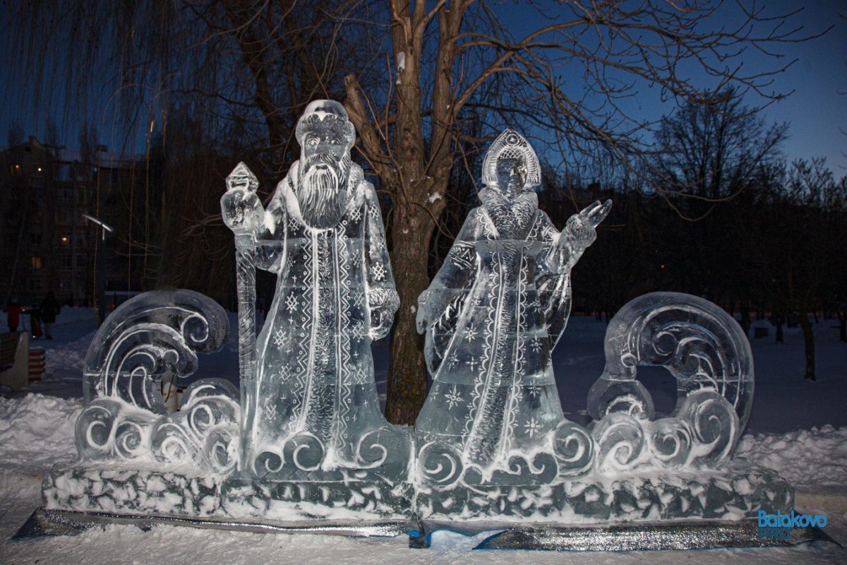 Ледяные скульптуры дед Мороз и Снегурочка