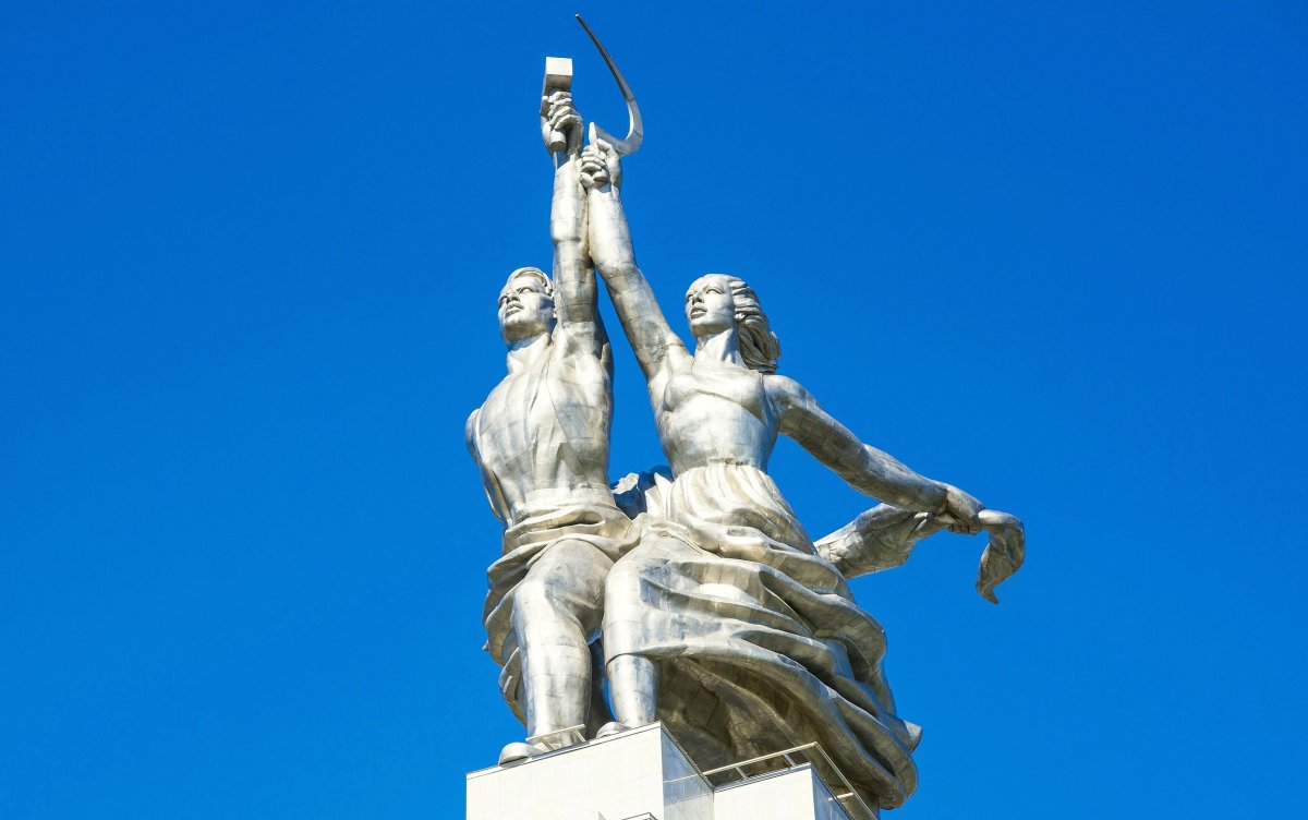 Скульптура рабочий и крестьянка в Москве на ВДНХ