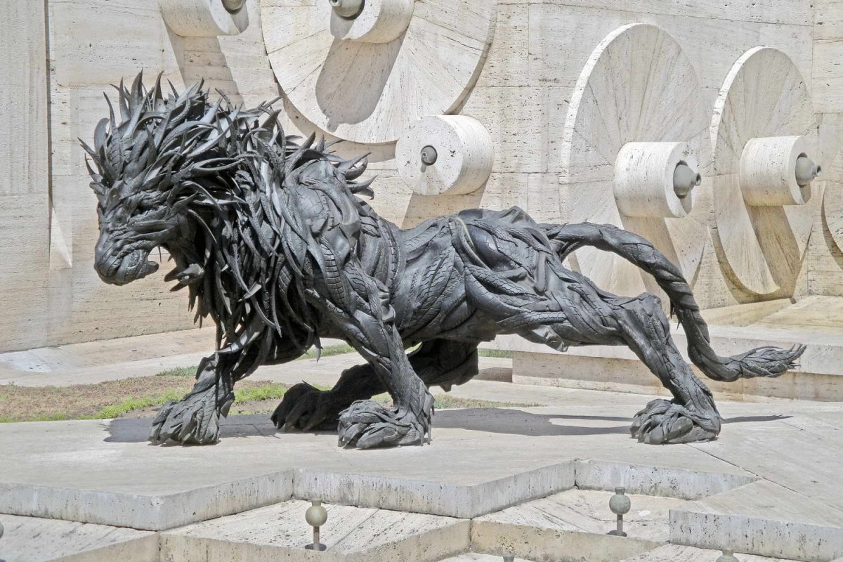 Корейский скульптор Йонг Хо Джи