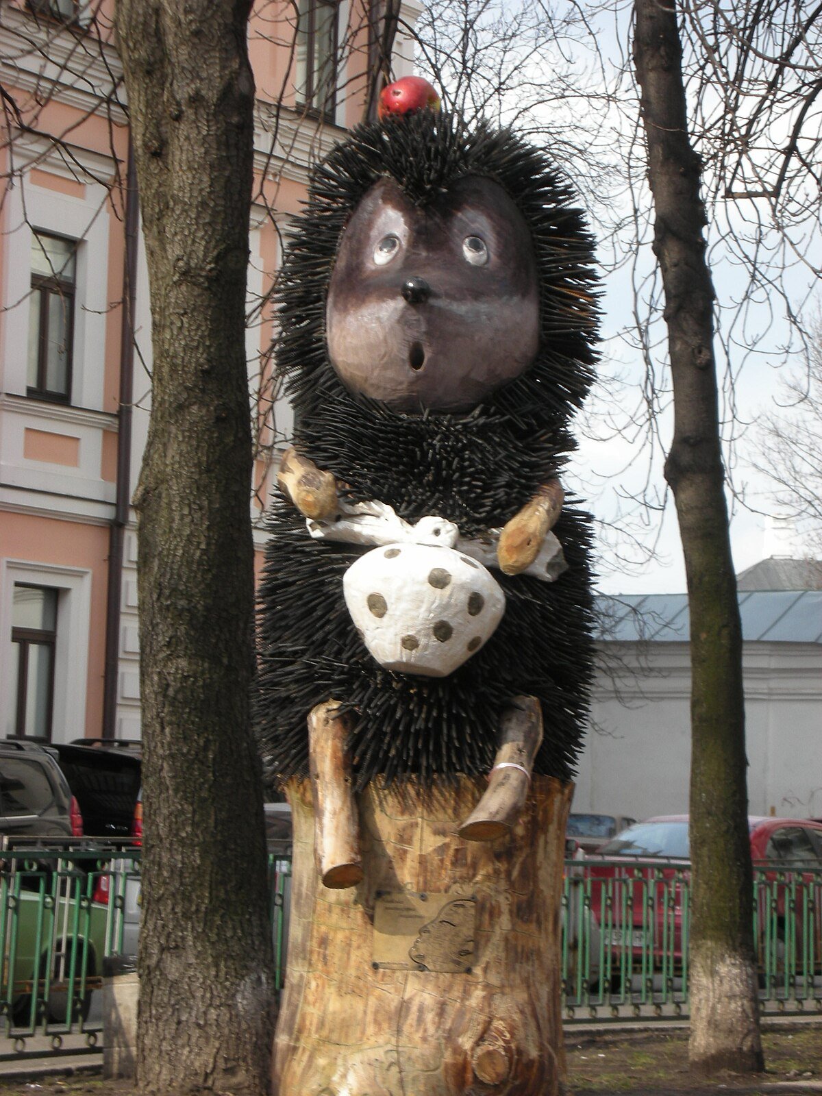 Памятник ежику в тумане в Киеве