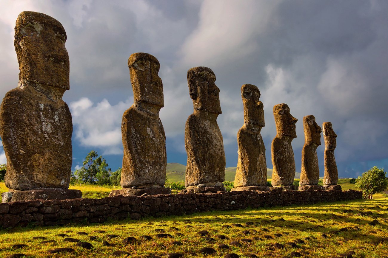 Каменные статуи острова пасхи страна. Каменные истуканы острова Пасхи. Остров Пасхи статуи Моаи. Истуканы Рапа-Нуи остров Пасхи. Каменные статуи Моаи остров Пасхи Чили.