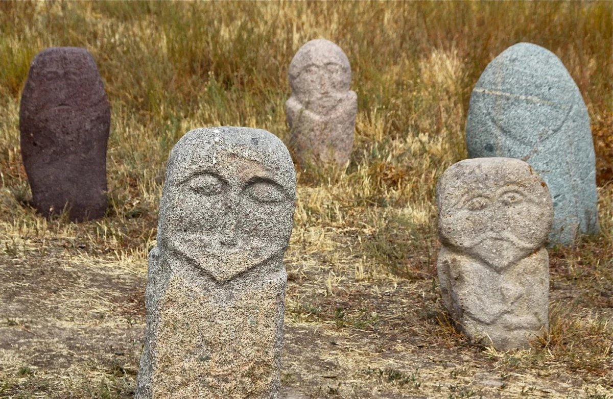 Балбалы каменные изваяния