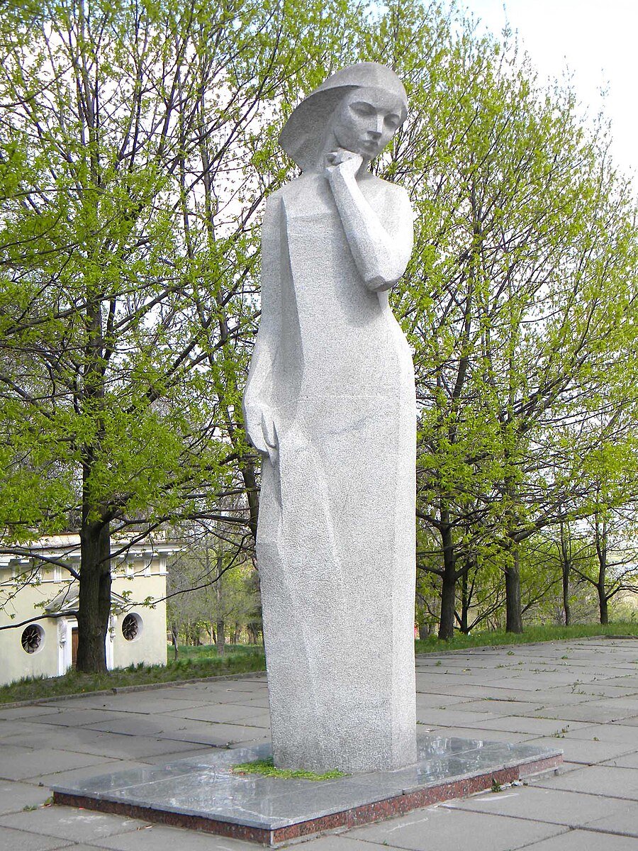Скорбящая мадонна скульптура