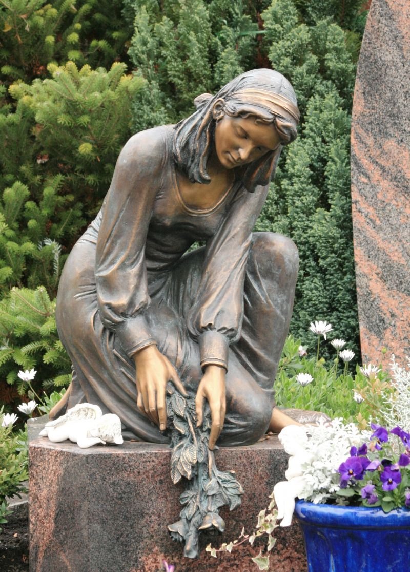 Памятник женщине
