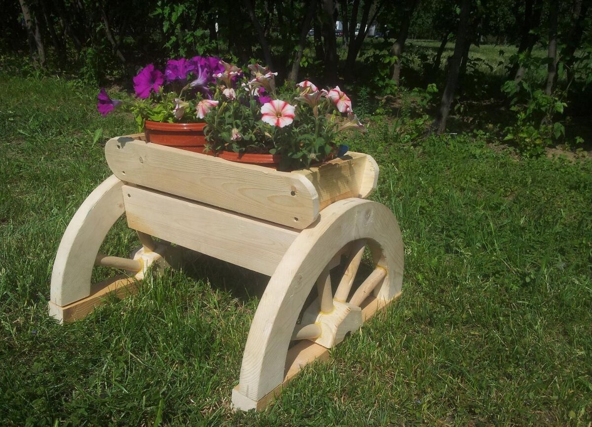 Клумба из дерева в детский сад