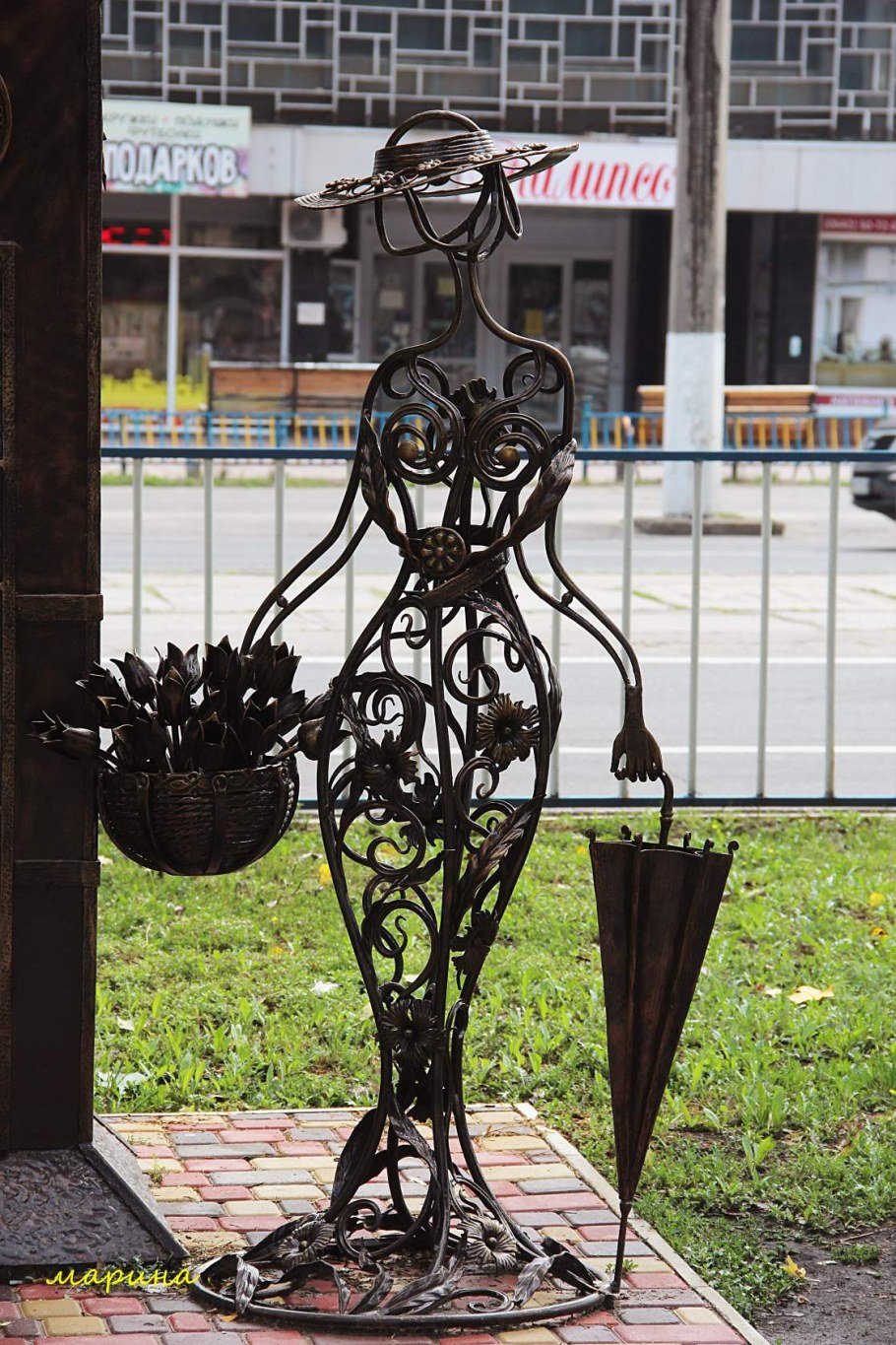 Аллея кованых скульптур в Луганске