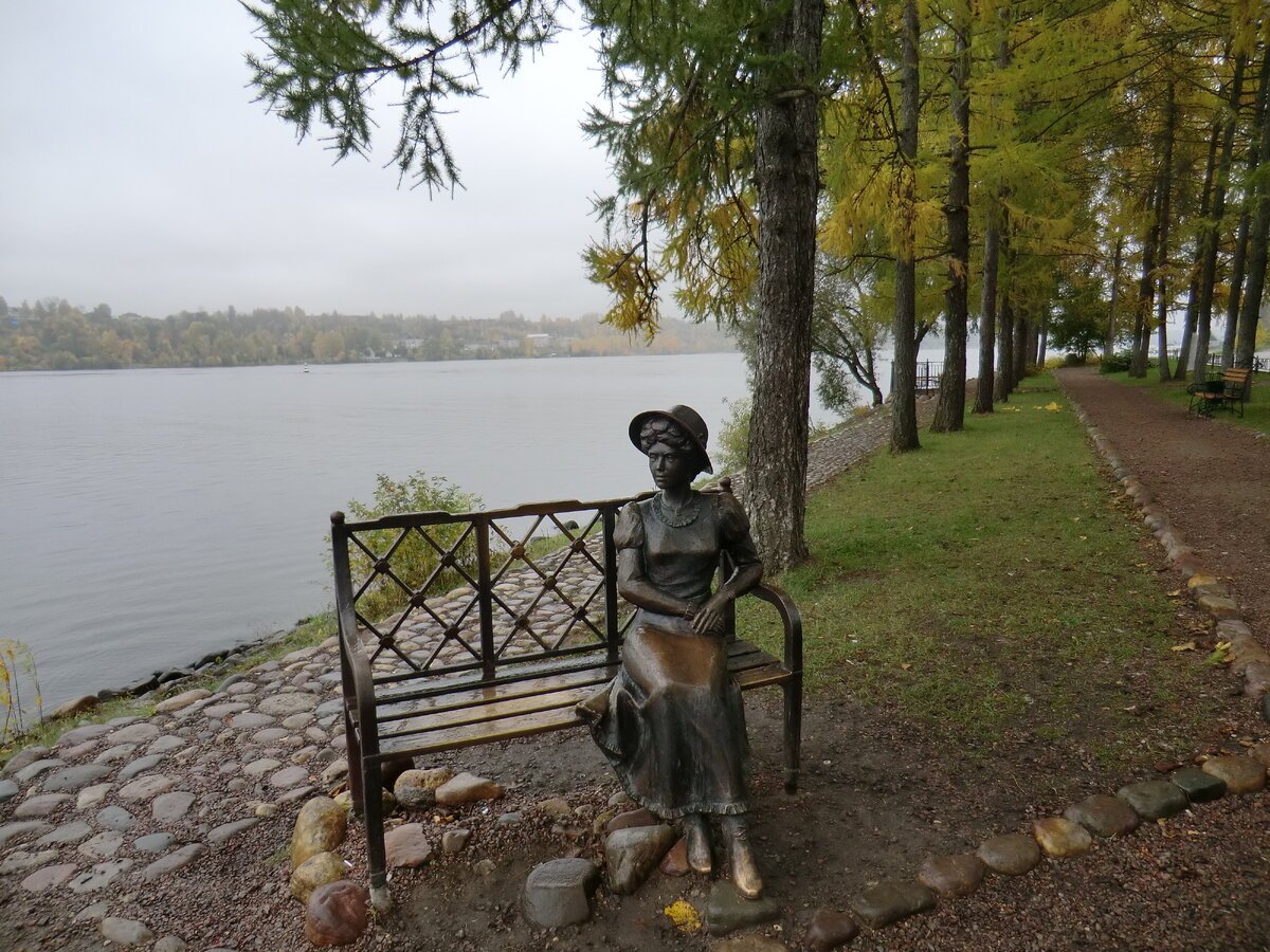 Скульптура Дачница в Плесе