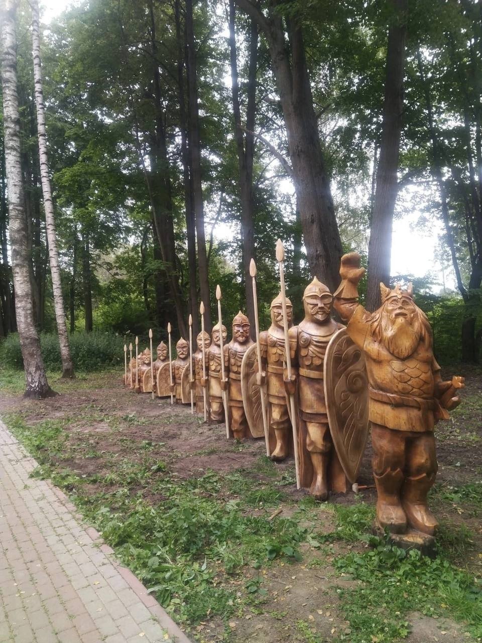 Скульптура богатыря из дерева