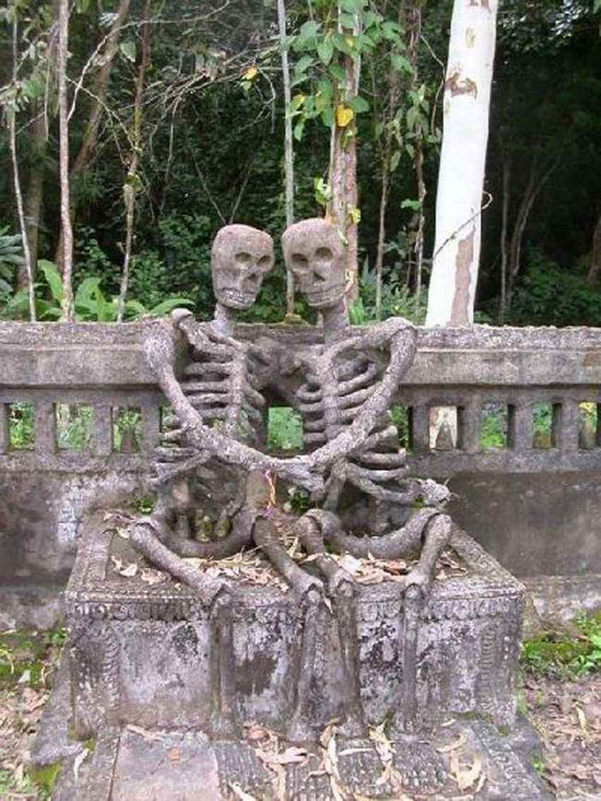 Необычные памятники на кладбище