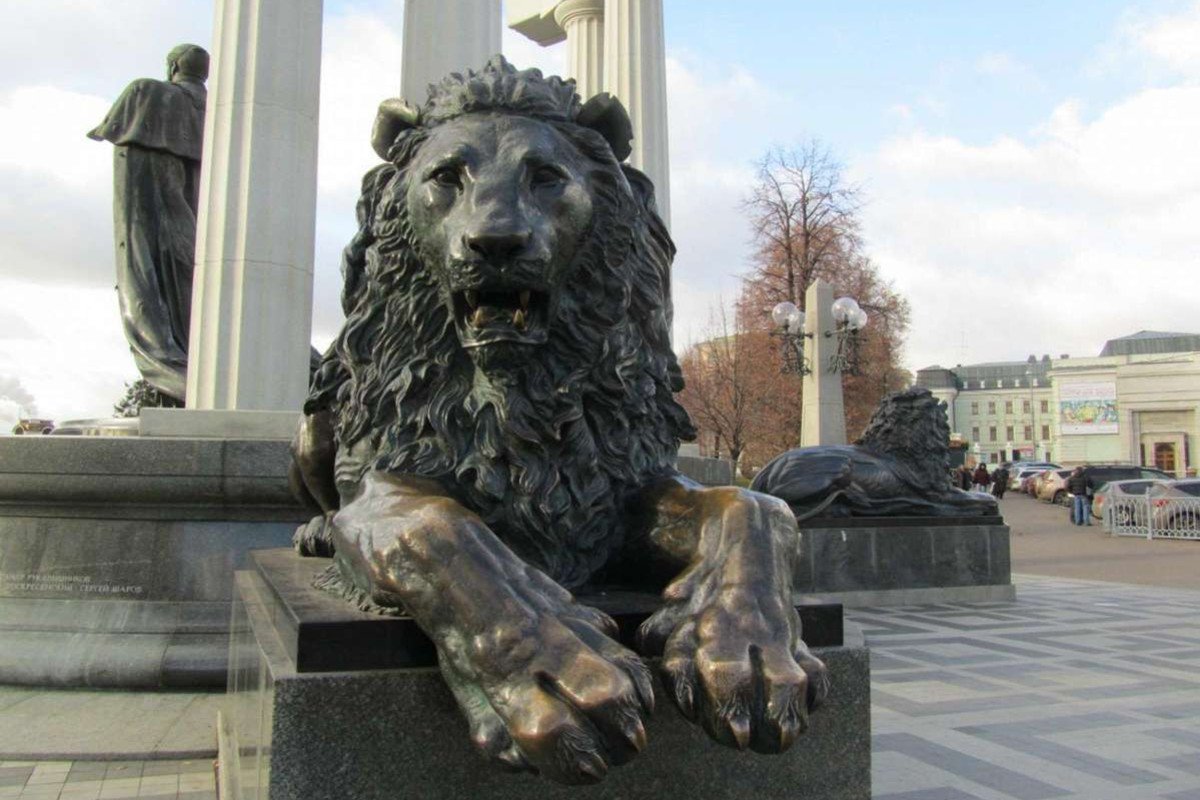 Статуя Льва в Москве