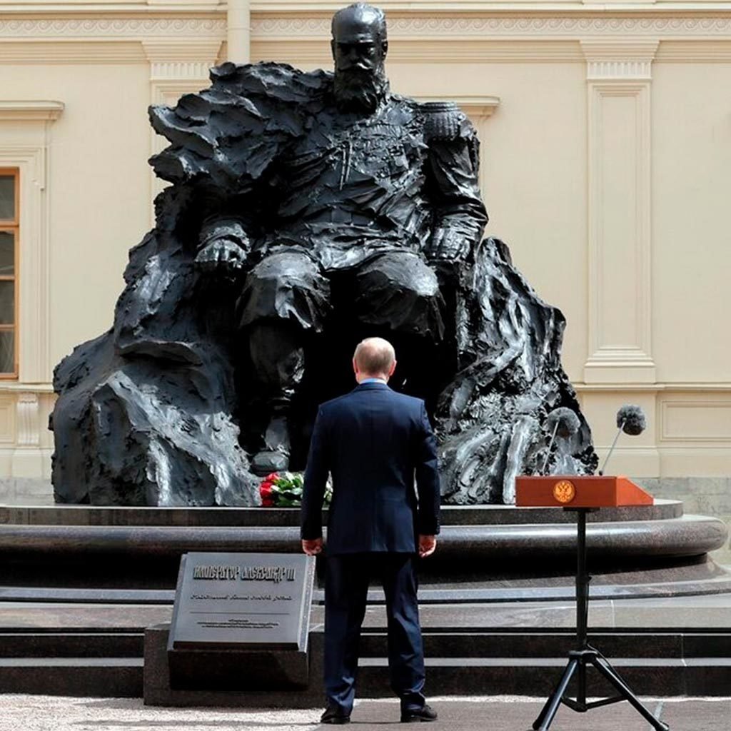 Александр 3 памятник в Гатчине