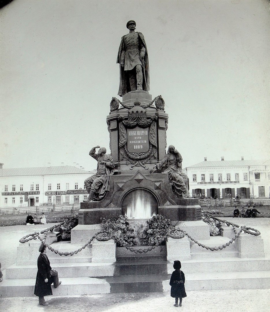 Памятник царю Александру 2