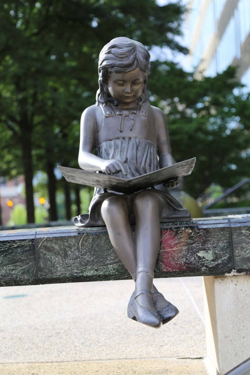 Скульптура девочка с книжкой