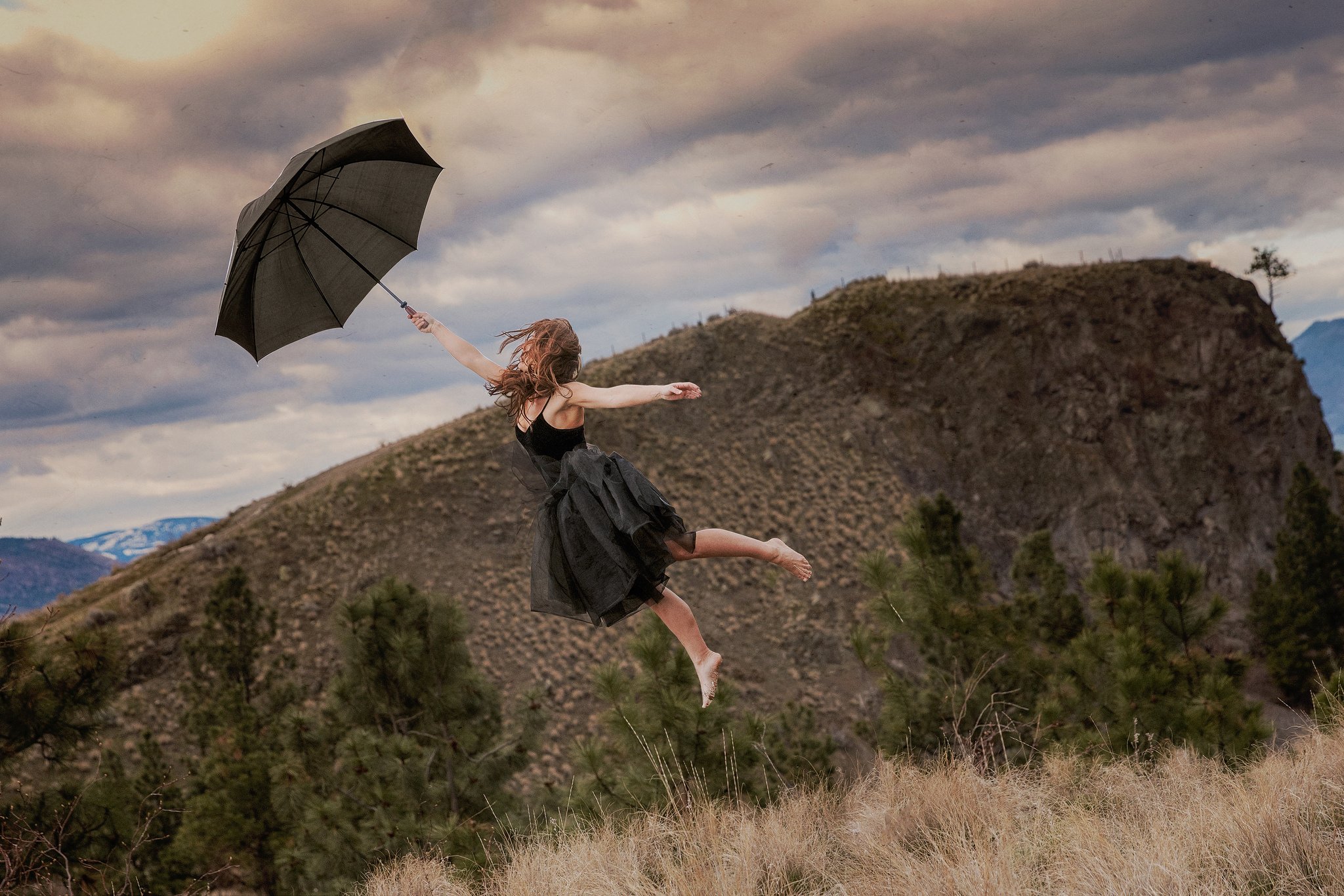 Держать по ветру 3. Девушка летает. Девушка с зонтиком в полете. Девушка летит на зонтике. Летающий зонтик.