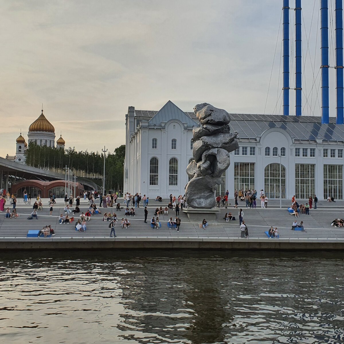 Статуя на Болотной набережной