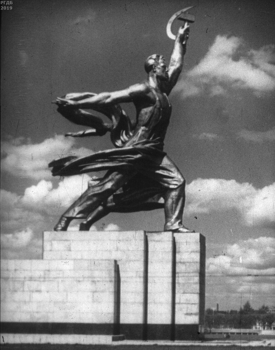 60. Скульптура в.и.Мухиной «рабочий и колхозница».