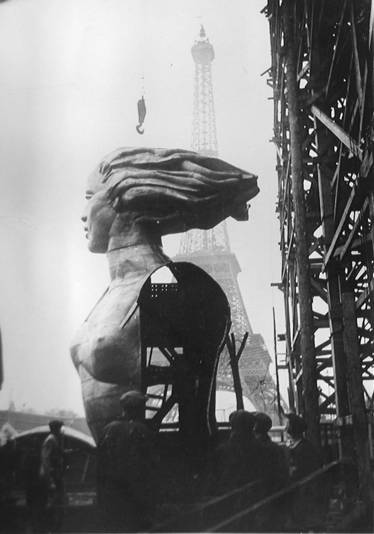 Рабочий и колхозница в Париже 1937