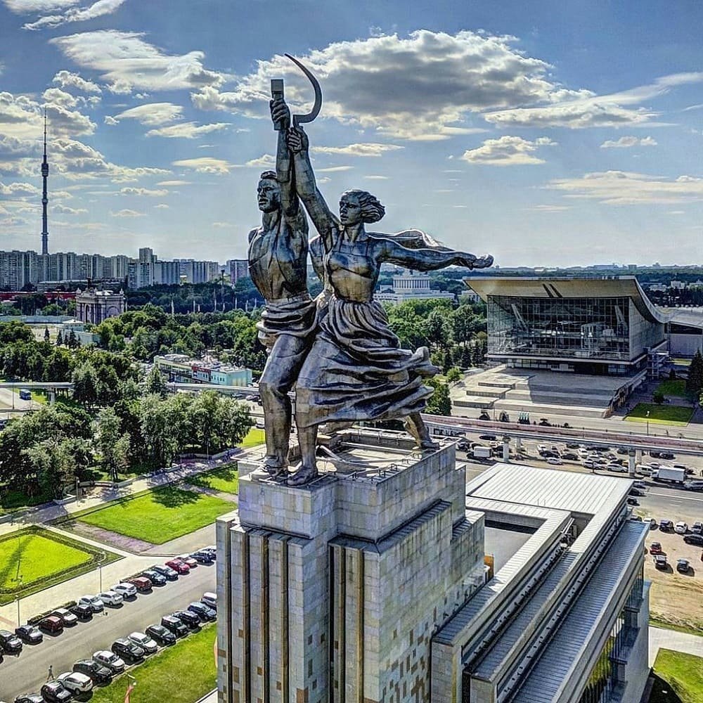 Скульптура Мухиной рабочий и колхозница
