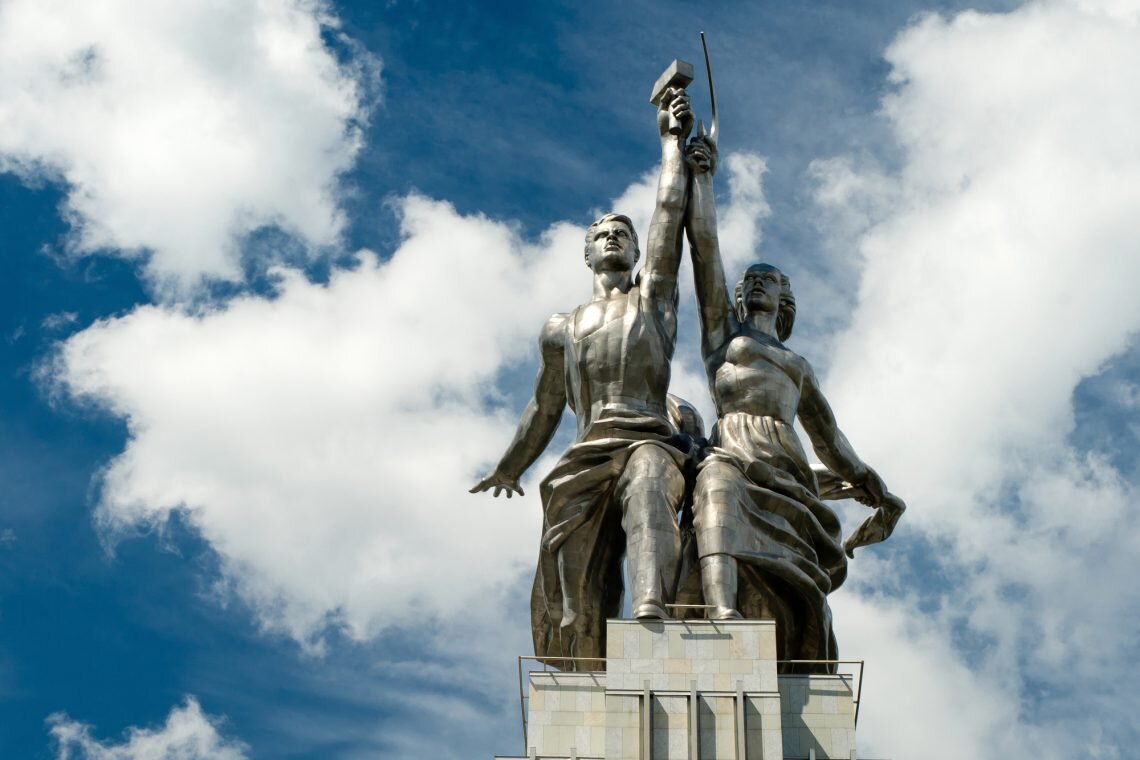 Работница и колхозница памятник