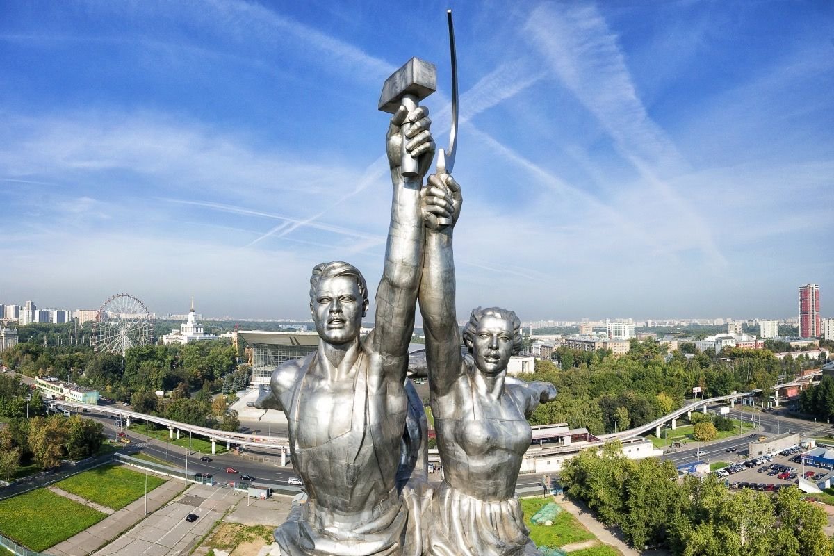 Скульптура Мухиной рабочий и колхозница