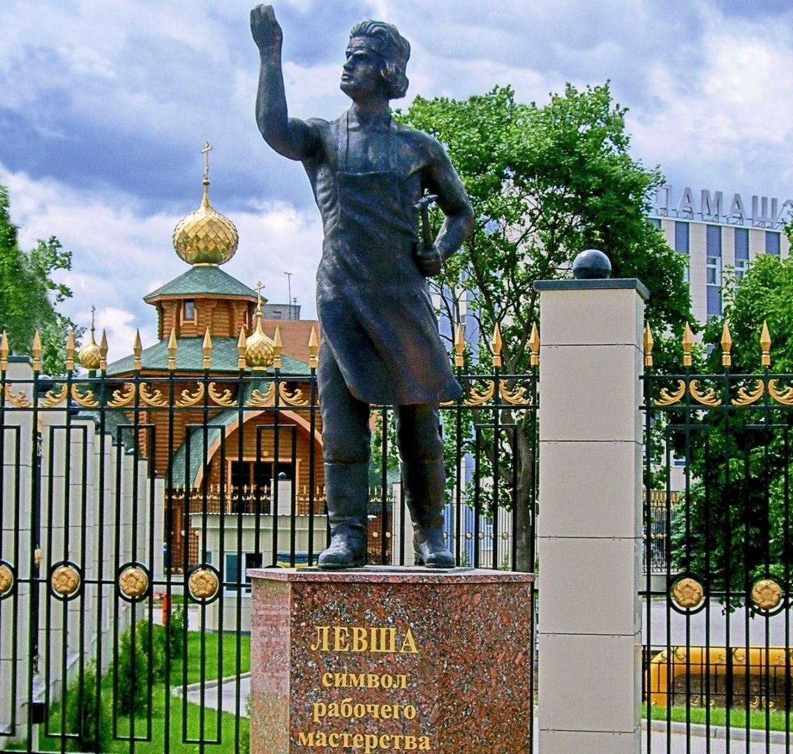 Памятник Левше в Туле
