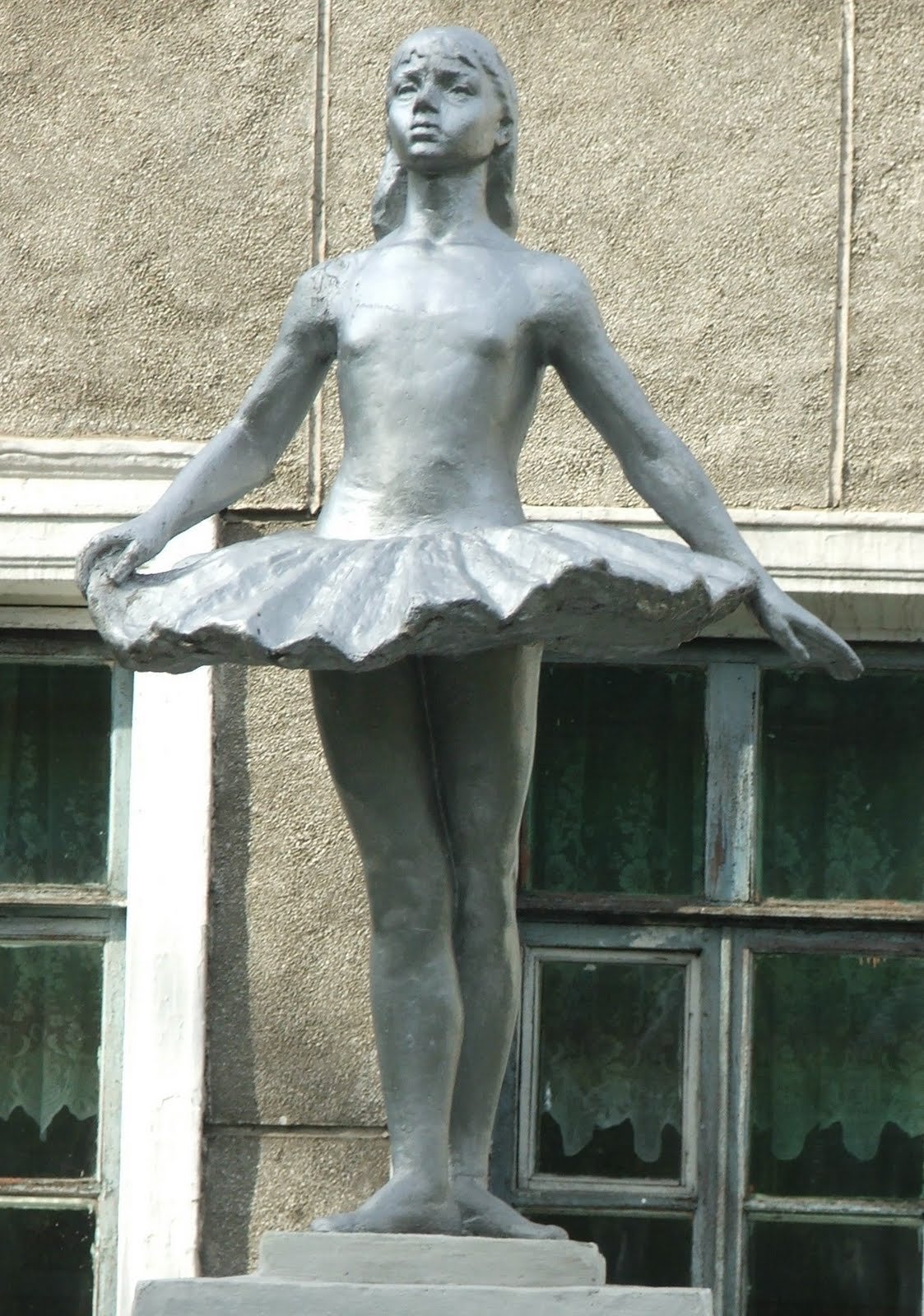 Памятники Абакана балерина